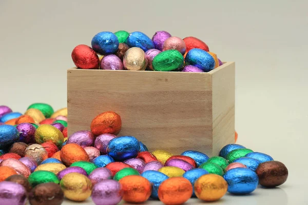 Jaja wielkanocne w drewnianym pudełku — Zdjęcie stockowe