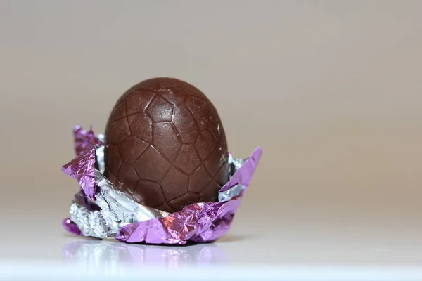 チョコレートのイースターエッグのクローズ アップ — ストック写真