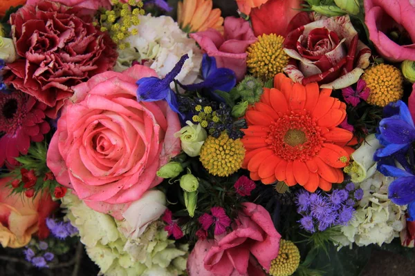 Цветные свадебные цветы — стоковое фото