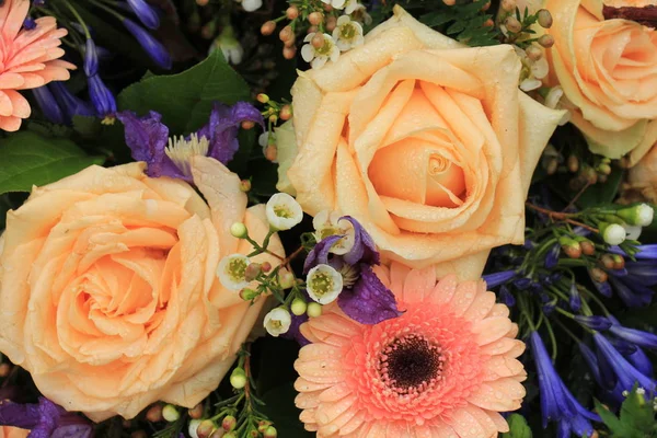 Peach pink wedding flowers — Stock Photo, Image