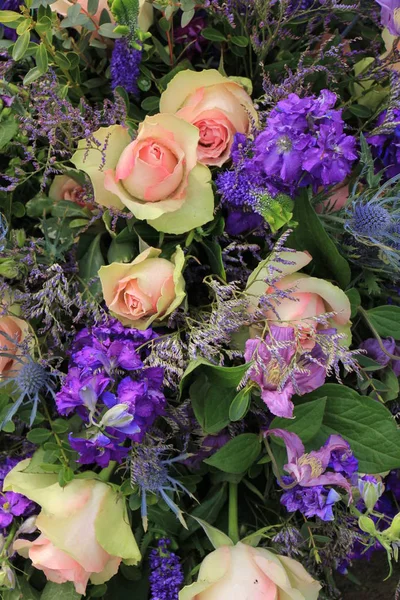 Blue and pink wedding flowers — Stock Photo, Image