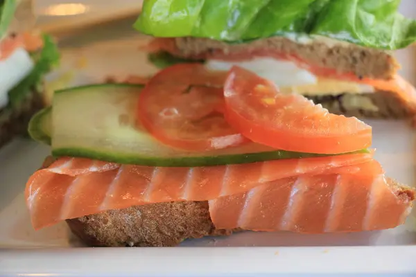 Sanduíche de salmão fresco — Fotografia de Stock