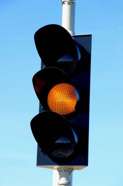 Trafik ışıkları açık mavi gökyüzünde
