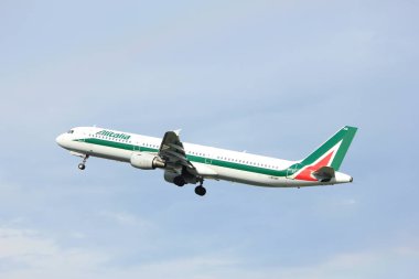 Amsterdam Hollanda - 6 Temmuz 2017: Ben-Bixm Alitalia Airbus A321