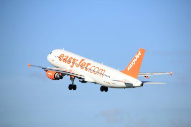 Amsterdam Hollanda - 7 Nisan 2017: Hb-Jxb arası easyjet Airbus