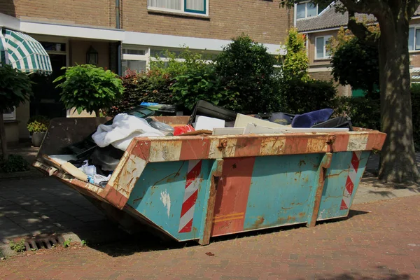 Geladen vuilnis dumpster — Stockfoto