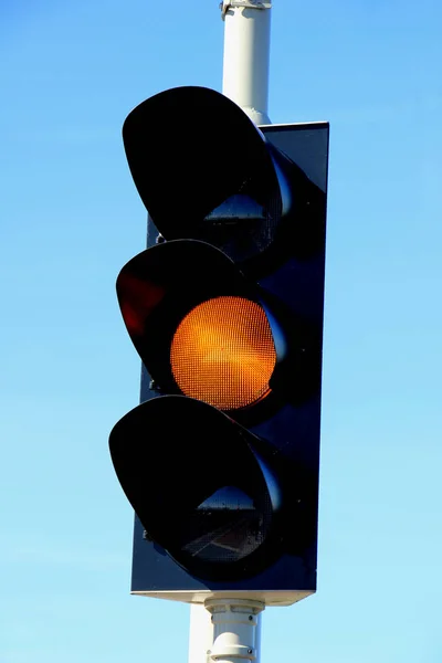Trafik ışıkları açık mavi gökyüzünde — Stok fotoğraf