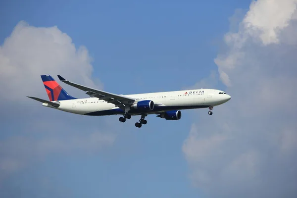 Amsterdam Hollanda - 27 Ağustos 2017: N822nw Delta Air Lines Airbus A330-300 — Stok fotoğraf