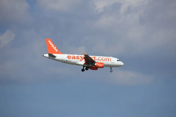 Amsterdam the Netherlands - August 27th 2017: G-EZBZ easyJet Airbus — Stock Photo, Image
