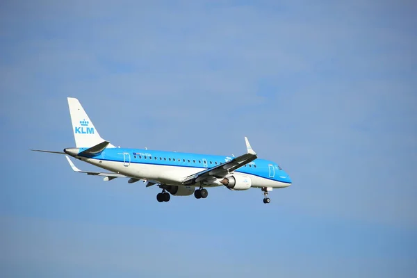 Amsterdão, Holanda, 15 de julho de 2016: PH-EZA KLM Cityhopper Embraer ERJ-190STD — Fotografia de Stock