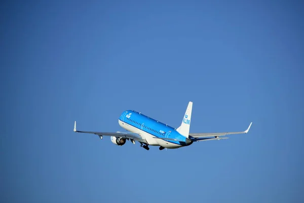 Ámsterdam, Países Bajos - 18 de agosto de 2016: PH-EZW KLM Embraer — Foto de Stock