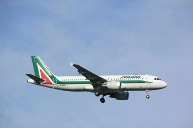 Amsterdam Hollanda - 7 Temmuz 2017: Ei-Dsd Alitalia Airbus A320-200