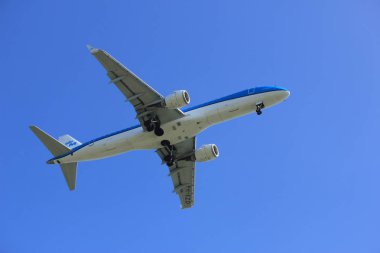 Amsterdam, Hollanda - 9 Nisan 2017: Ph-Ezd KIM Cityhopper Embraer
