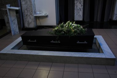 Cenaze çiçek ile tabut
