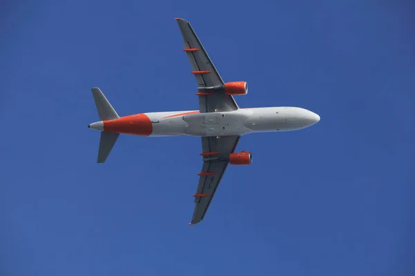 Amsterdam the Netherlands - March 4th, 2018: HB-JXI easyJet Switzerland Airbus A320-200 — Stock Photo, Image