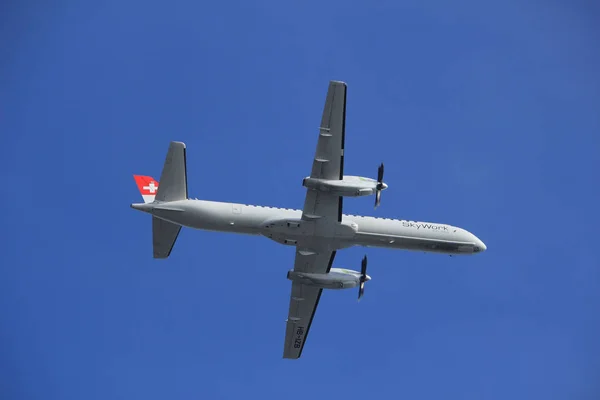 Ámsterdam Países Bajos - 4 de marzo de 2018: HB-IZB SkyWork Airlines Saab 2000 — Foto de Stock