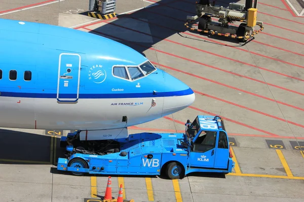 Άμστερνταμ Ολλανδία - 26η Μαΐου 2017: Αεροπλάνα στην πλατφόρμα — Φωτογραφία Αρχείου