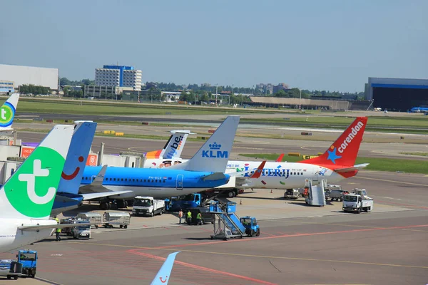 Amsterdam, Holandia - 26 maj 2017: Samoloty na platformie — Zdjęcie stockowe
