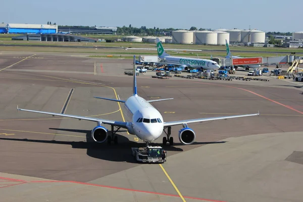 Amsterdam, Nizozemsko - 26 květen 2017: D-Abdb malé planetě Airlines — Stock fotografie