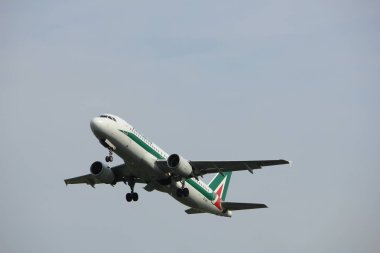 Amsterdam, Hollanda - 2 Haziran 2017: Ei-Iku Alitalia Airbus
