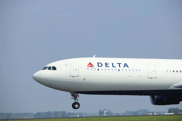 Амстердам, Нидерланды - 6 мая 2017 года: N822NW Delta Air Lines — стоковое фото