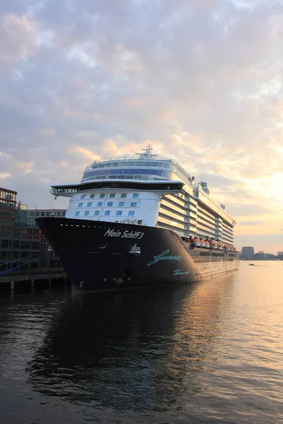 Άμστερνταμ, Ολλανδία - 11η Μαΐου 2017: Mein Schiff 3 Tui Cruises — Φωτογραφία Αρχείου