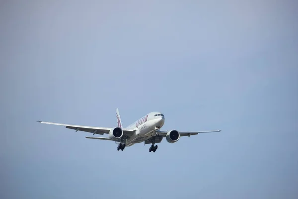 Amsterdam, Nizozemsko, 21st červenec 2016: A7-Bfe Qatar Airways Cargo Boeing 777 — Stock fotografie
