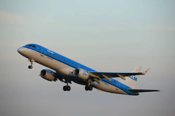 Amsterdam, Nizozemsko - 1. června 2017: Ph-Ezv Klm Cityhopper Embraer — Stock fotografie