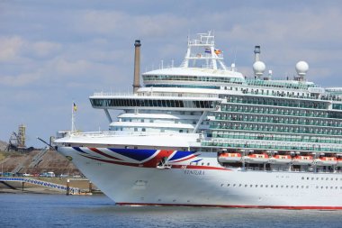 IJmuiden, Hollanda-29 Nisan 2017: P ve O Ventura Cruises yakınındaki Kuzey Denizi ağ geçidi