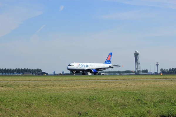 Amsterdã, Holanda - 18 de agosto de 2016: TC-OBM Onur Air — Fotografia de Stock