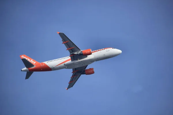 Amsterdam Nederland - 4e maart 2018: G-Ezuw easyjet Airbus AB320-200 — Stockfoto