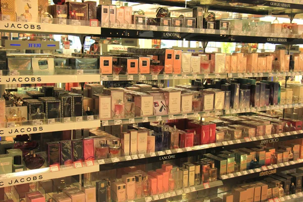 Meppen, Almanya, Ağustos 14th 2017: bir mağaza parfüm farklı markalar — Stok fotoğraf