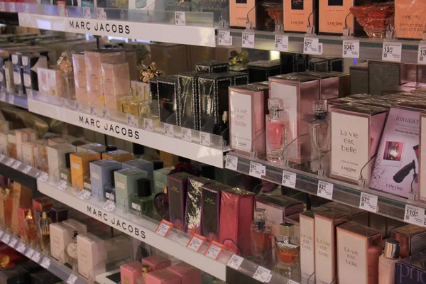 Meppen, Niemcy, sierpień 14 2017: różnych marek perfum w sklepie — Zdjęcie stockowe