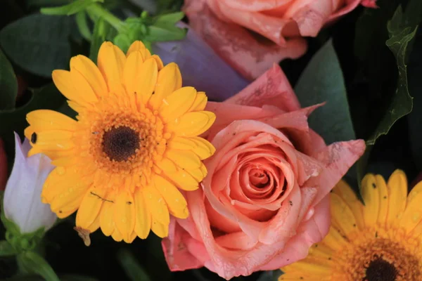 Oranje en roze bruiloft bloemen — Stockfoto