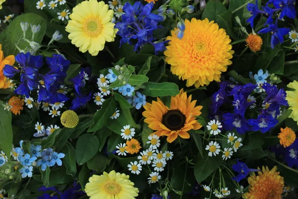 Gelbe und blaue Hochzeitsblumen — Stockfoto