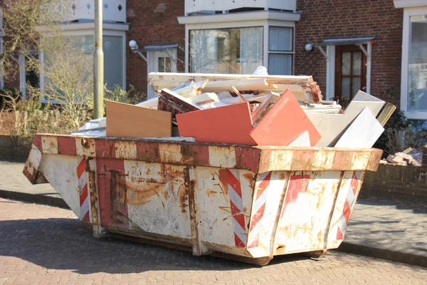 Geladen vuilnis dumpster — Stockfoto