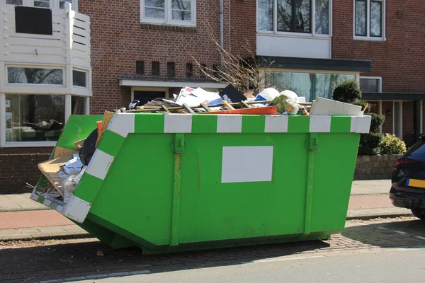 Geladen vuilnis dumpster — Stockfoto