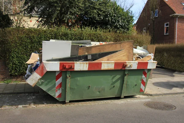 Caricato cassonetto della spazzatura — Foto Stock