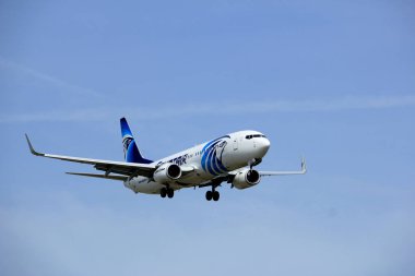 Amsterdam Hollanda - Nisan, 7 2018: Su-jel Egyptair Schiphol Zwanenburgbaan pist yaklaşıyor