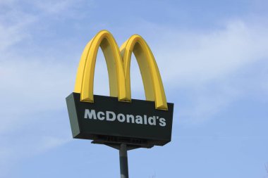 Amsterdam, Hollanda, 7 Nisan 2018: Mcdonald's altın kemer logo