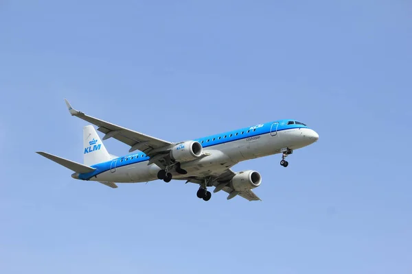 Амстердам, Нидерланды - 7 апреля 2018 года: PH-EXB KLM Cityhopper — стоковое фото