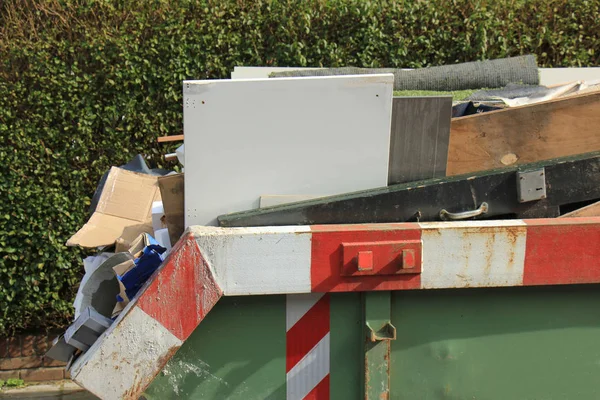 Geladen vuilnis dumpster — Stockfoto