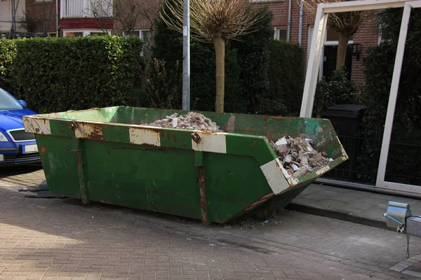 Geladen vuilnis dumpster — Stockfoto