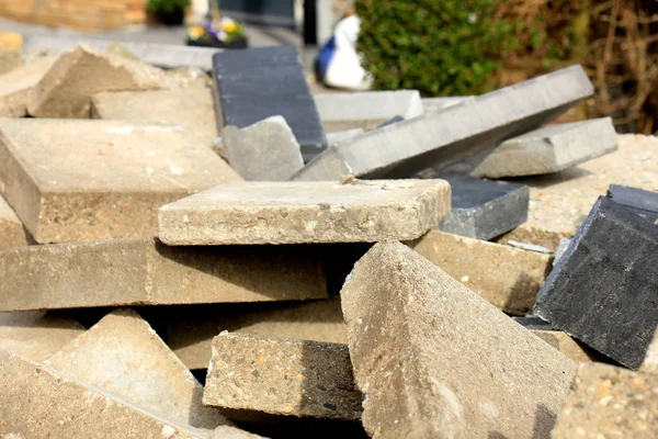 Gebroken bakstenen in een vuilnisbak — Stockfoto