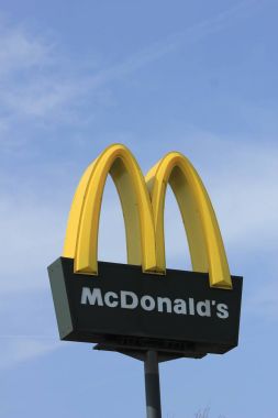 Amsterdam, Hollanda, 7 Nisan 2018: Mcdonald's altın kemer logo
