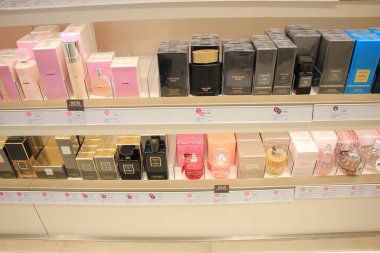 Amsterdam Schiphol Airport, Hollanda - 14th Nisan 2018: parfüm farklı markalar