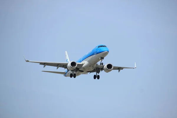 Amsterdam, Holandia - 7 kwietnia 2018 r.: Ph-Ezs Klm Cityhopper Embraer — Zdjęcie stockowe