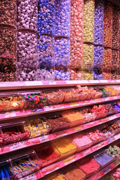 Amszterdam Schiphol Airport, Hollandia - április 14-én 2018: különböző fajta édességet — Stock Fotó