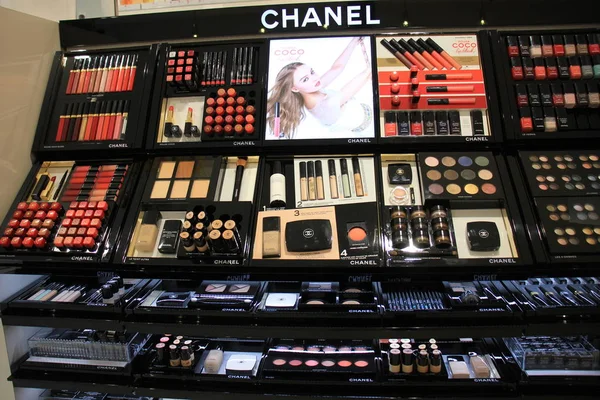 Amsterdam Schiphol Airport, Países Bajos - 14 de abril de 2018: varios productos cosméticos Chanel de lujo —  Fotos de Stock