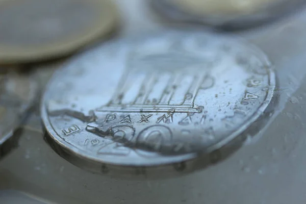 Eingefrorene Vermögenswerte, Münze im Eis — Stockfoto